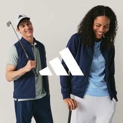 Dva golfisté se usmívají a stojí s golfovými holemi, oblečeni v tmavě modrém a světle modrém sportovním oblečení, na jednoduchém světlém pozadí.