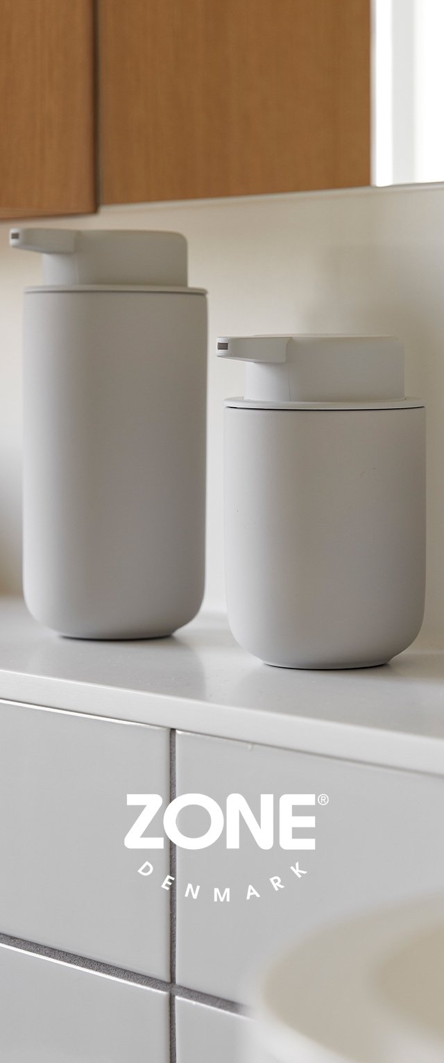 Matowe białe ceramiczne dozowniki w dwóch rozmiarach z pompkami. Gładkie, cylindryczne kształty o minimalistycznym wzornictwie na powierzchni z płytek.