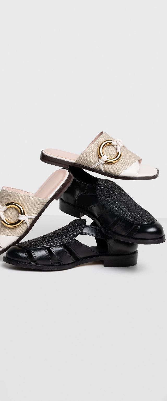 Deux paires de chaussures dans des tons neutres : une paire de mules beiges avec un accent en anneau doré et une chaussure noire à bout fermé avec des détails texturés.