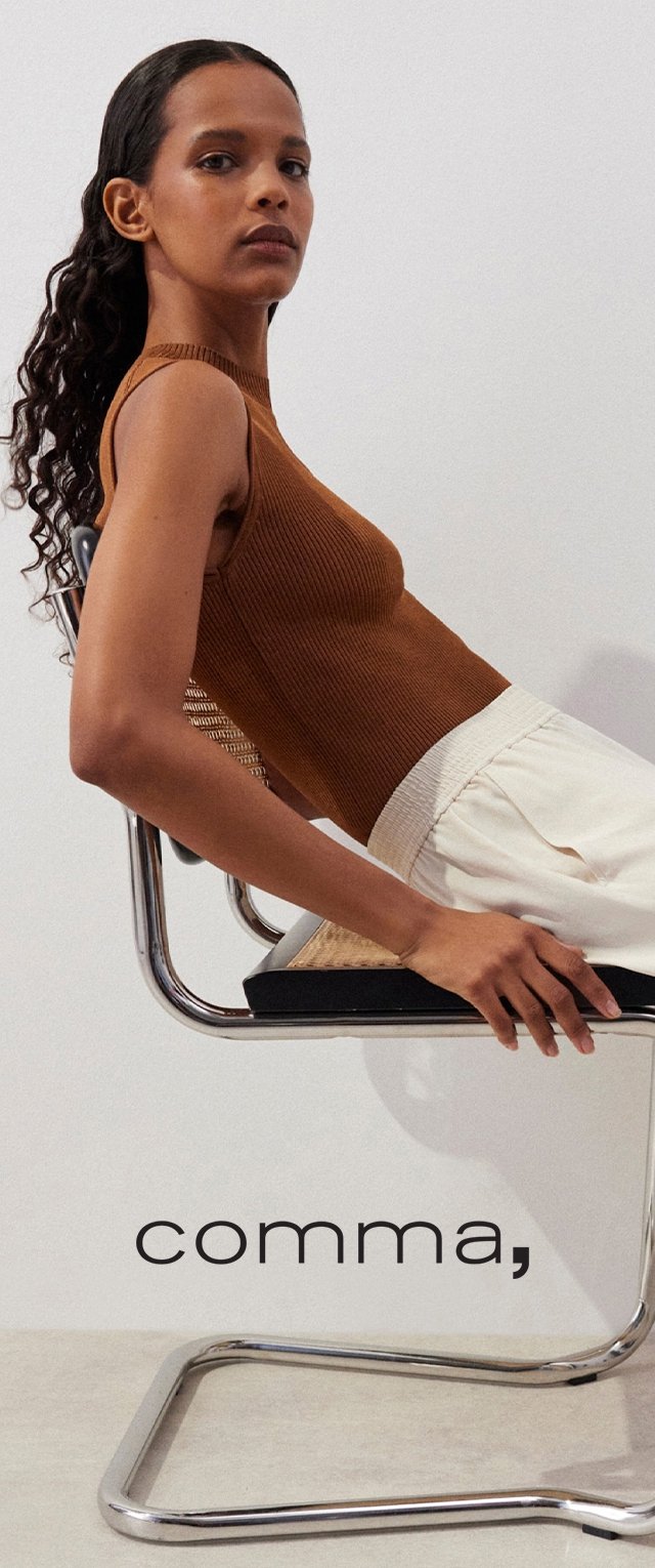 Top sin mangas de rayas marrón combinado con pantalones crema claros, modelo sentado en una silla con marco de cromo y asiento trenzado, contra un fondo minimalista.