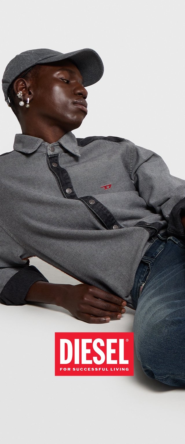 Chemise en denim gris avec des accents foncés et des boutons, associée à un jean bleu et une casquette grise. Présente des boucles d'oreilles métalliques. Logo de marque rouge affiché.