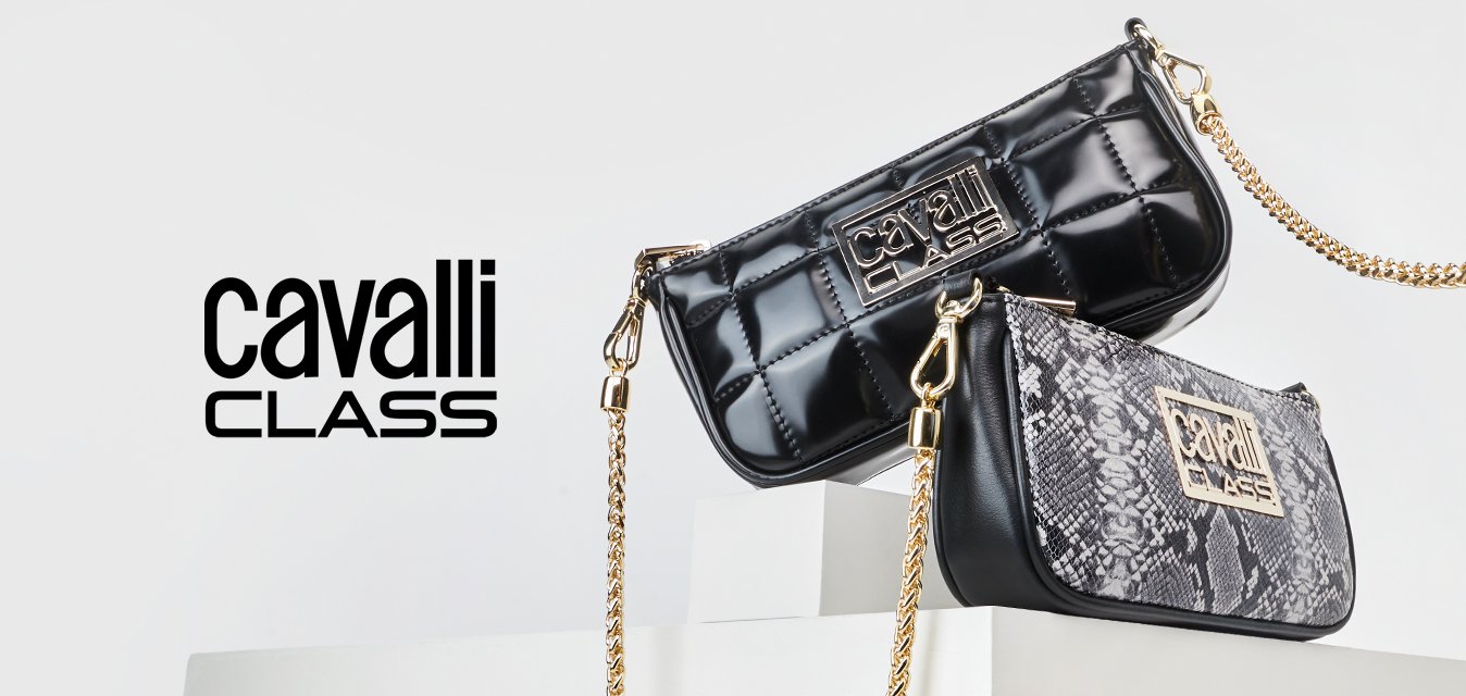 Dvě kabelky vystavené, jedna černá prošívaná z patentní kůže se zlatým logem, druhá v hadím vzoru se zlatým řetízkovým popruhem.