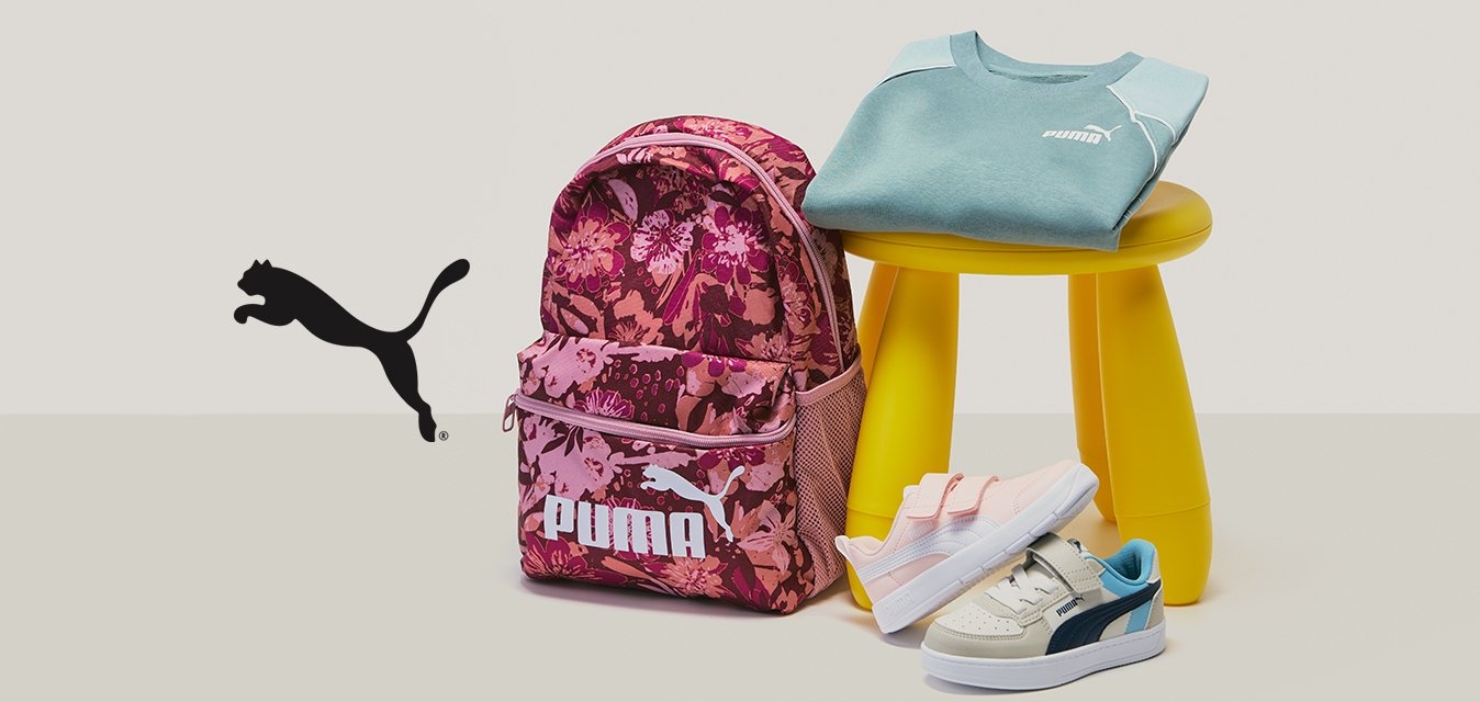 Růžový batoh s květinovým vzorem, světle modrý svetr, žlutá stolička a bílé tenisky s pastelovými barvami. Na batohu a tričku je logo Puma.