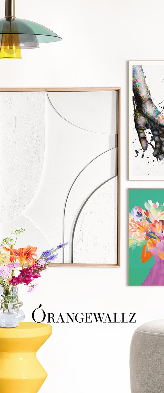 Mesa lateral de cerámica amarilla con forma redondeada, lámpara colgante de cristal con tonos verdes y amarillos, arte de pared texturizado blanco y jarrón floral.