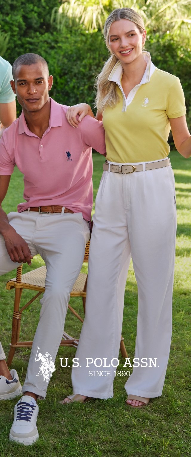 Camisa polo en color rosa en un hombre y amarilla en una mujer, ambos combinados con pantalones blancos. Entorno al aire libre, fondo de vegetación natural.
