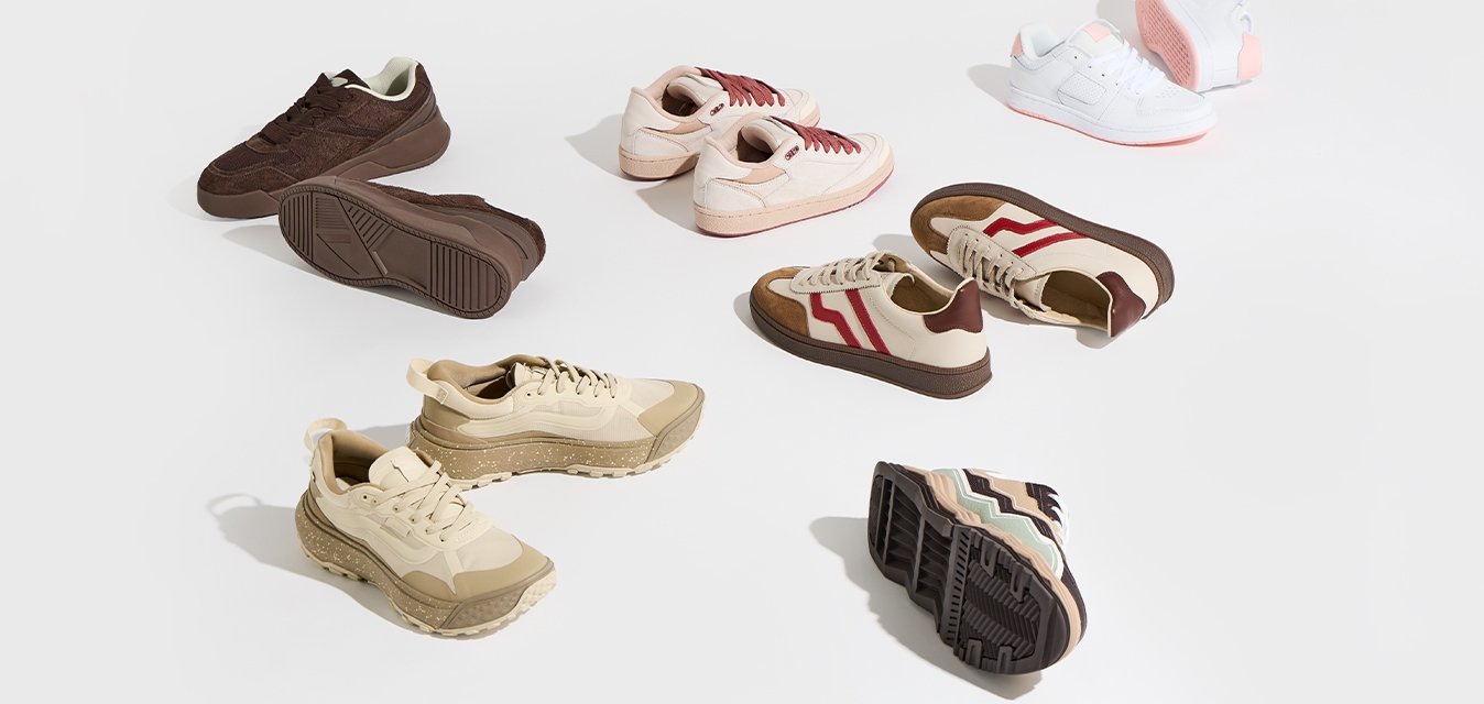 Kolekce tenisek v různých odstínech: hnědá kůže, béžová síťovina, růžová semiš, bílé s růžovými akcenty, s výraznými vzory a texturami.