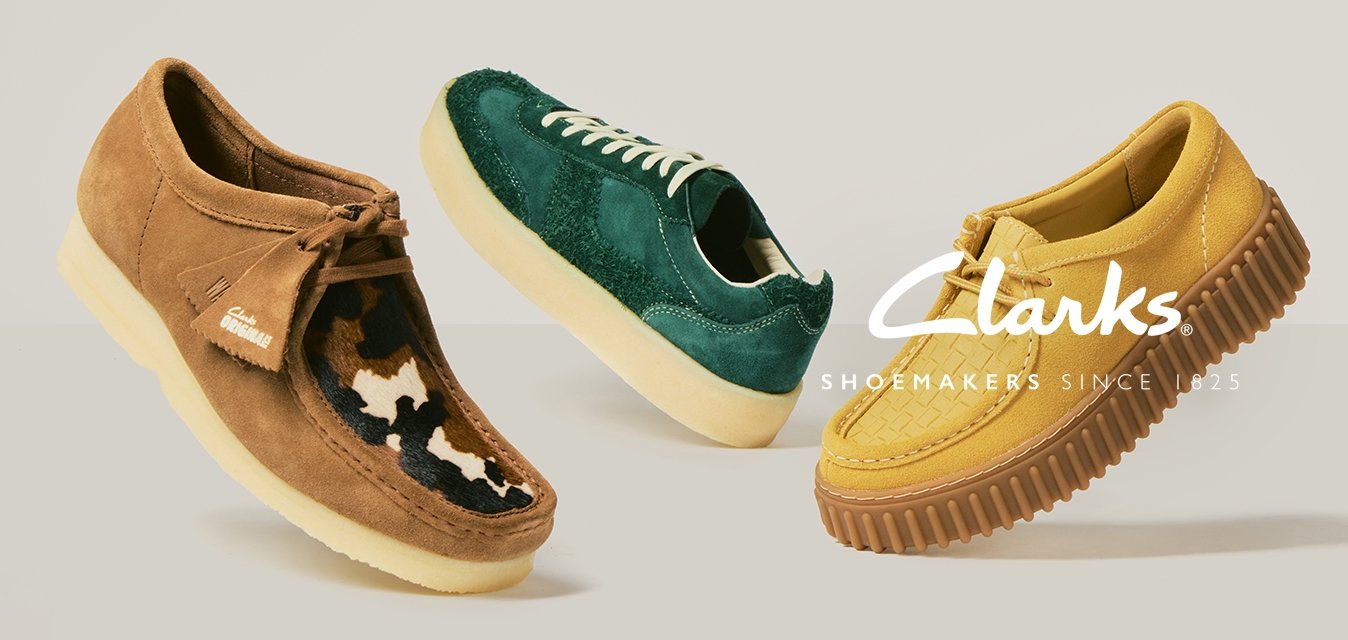 Tři lehké boty: hnědé s kožešinovými detaily, zelené semišové s bílými tkaničkami a žluté s texturovanou podrážkou, vystavené na jednoduchém světlém pozadí.