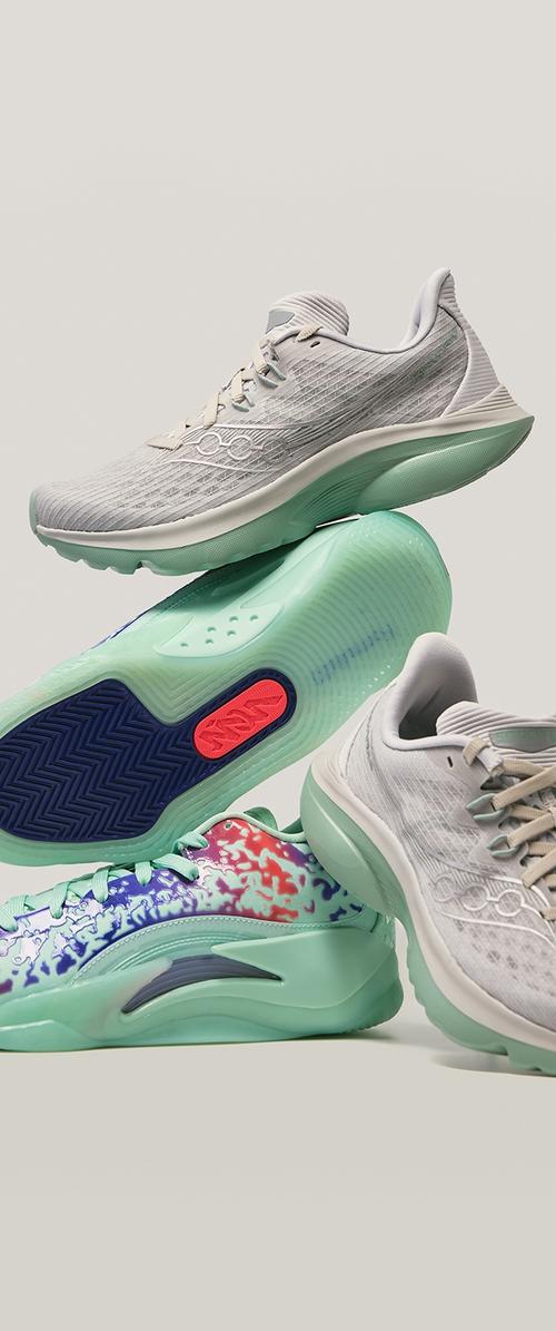 Chaussures de course légères avec une tige grise texturée, une semelle vert menthe contrastante et un motif multicolore sur le côté d'une des chaussures.