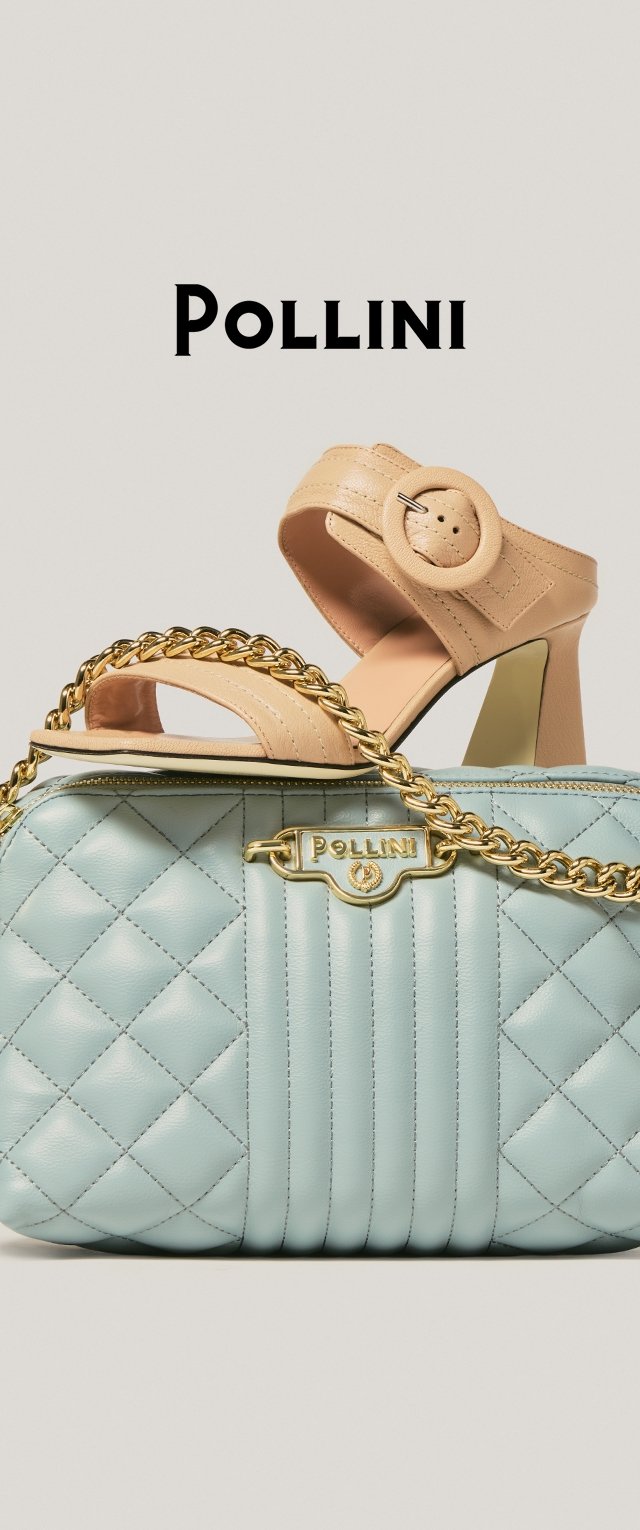 Sandalia de tacón alto beige con hebilla redonda grande en la correa, descansando sobre un bolso acolchado azul claro con cadena dorada y placa con el logo de Pollini.