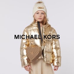 Zlatá péřová bunda, černý vnitřní kabát, béžová plisovaná sukně, hnědá kabelka přes rameno s logem a černé boty se zlatými detaily.