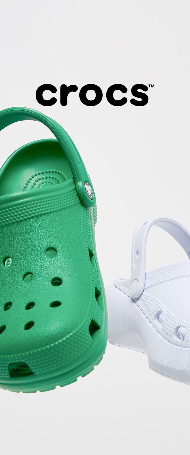 Calzado Crocs en verde y blanco, con un diseño perforado, correas de talón ajustables, textura suave y forma de punta redonda.