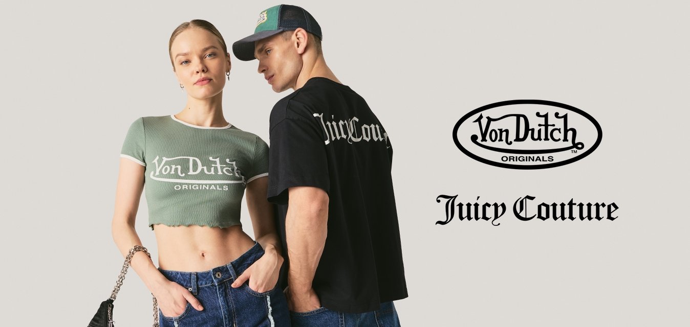 Dva mladí dospělí pózují v neformálním značkovém oblečení: zelený krátký top, taška, džíny a černé tričko, čepice a široké džíny na jednobarevném pozadí.