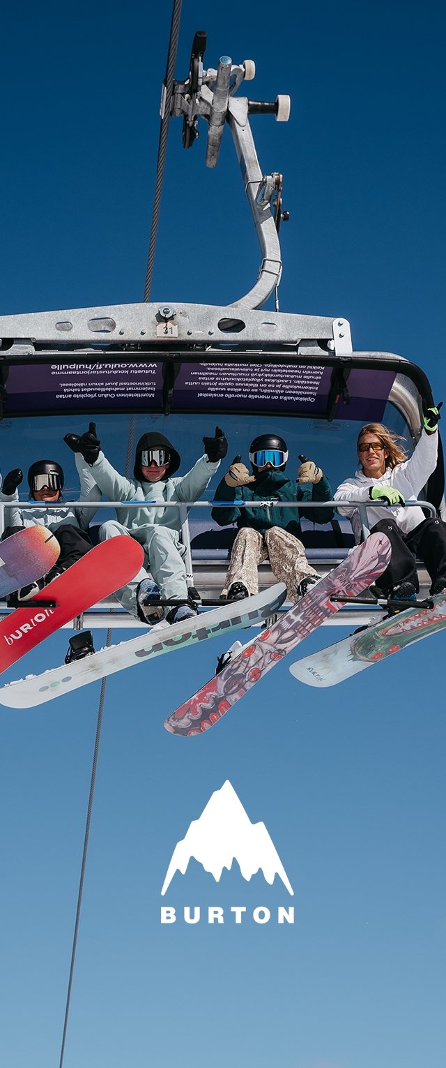 Fünf Personen in einer Gondel, die unterschiedlich farbige Winterbekleidung tragen. Snowboards mit einzigartigen Designs hängen darunter. Ein klarer blauer Himmel darüber.