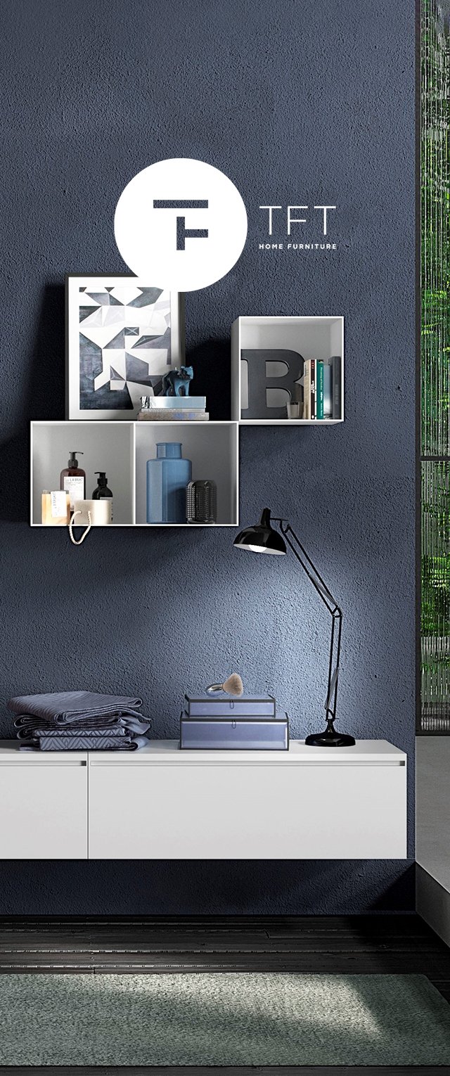 Pared texturizada azul oscuro con estantes flotantes blancos que sostienen objetos decorativos, gabinete blanco debajo con textiles doblados y una lámpara de escritorio negra ajustable.