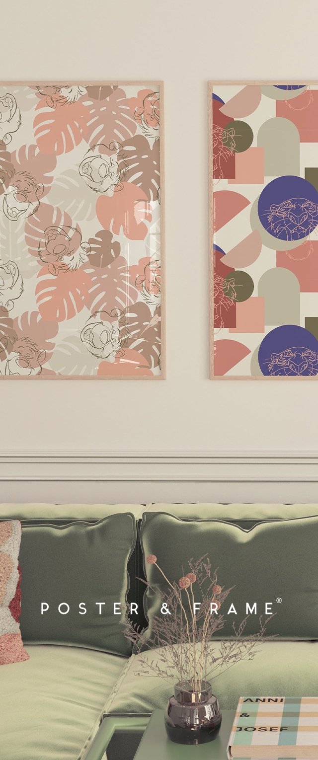 Dos pósters enmarcados con hojas tropicales y formas abstractas en colores apagados. Un sofá verde con cojines texturizados y un pequeño jarrón están colocados debajo.