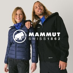 Usměvavý muž a žena stojící vedle sebe, oba oblečeni v modrých a černých venkovních bundách a černých kalhotách na světlém pozadí.