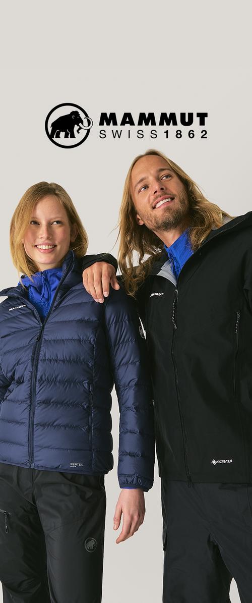 Dos personas llevan chaquetas para exteriores: una azul con aislamiento y textura brillante, y otra negra impermeable. Ambas tienen logos y cremalleras visibles.