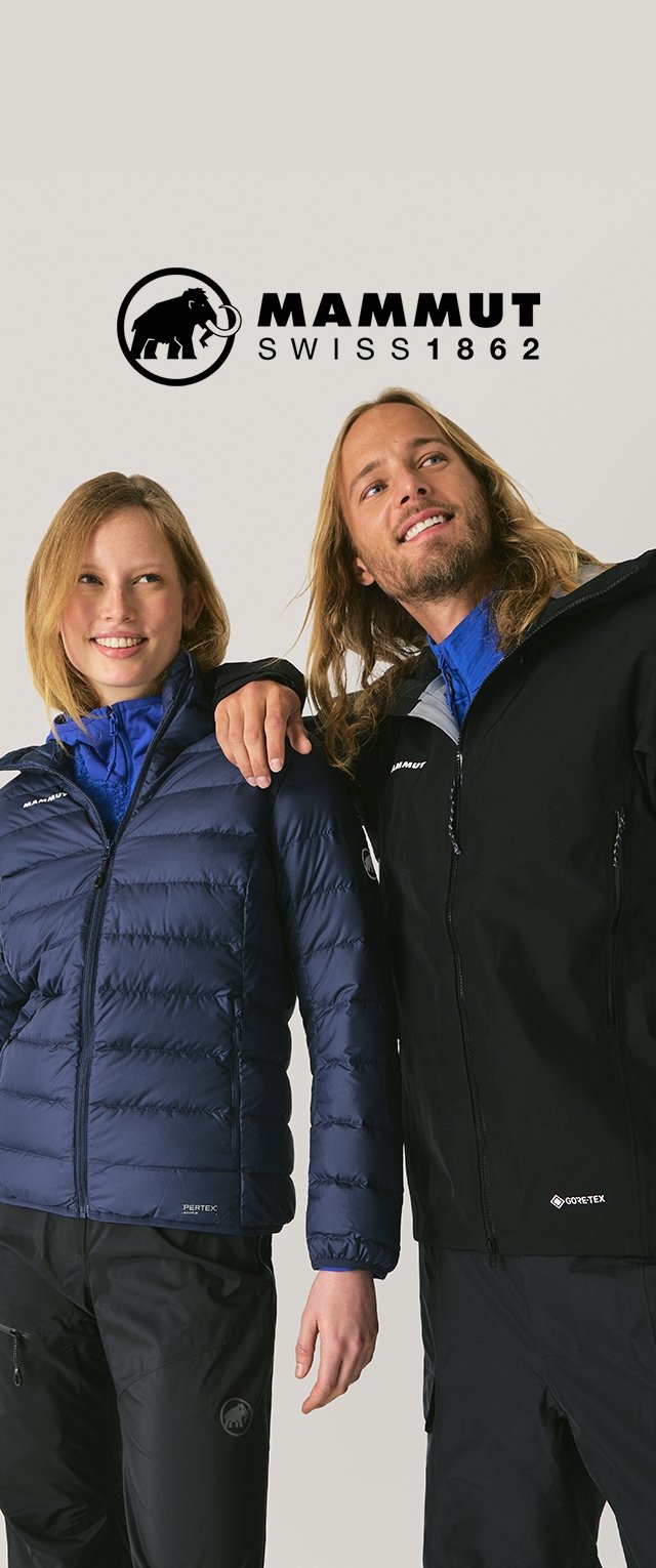 Zwei Personen tragen Outdoor-Jacken: eine blaue, isolierte mit glänzender Textur und eine schwarze, wasserdichte. Beide zeigen sichtbar Logos und Reißverschlüsse.