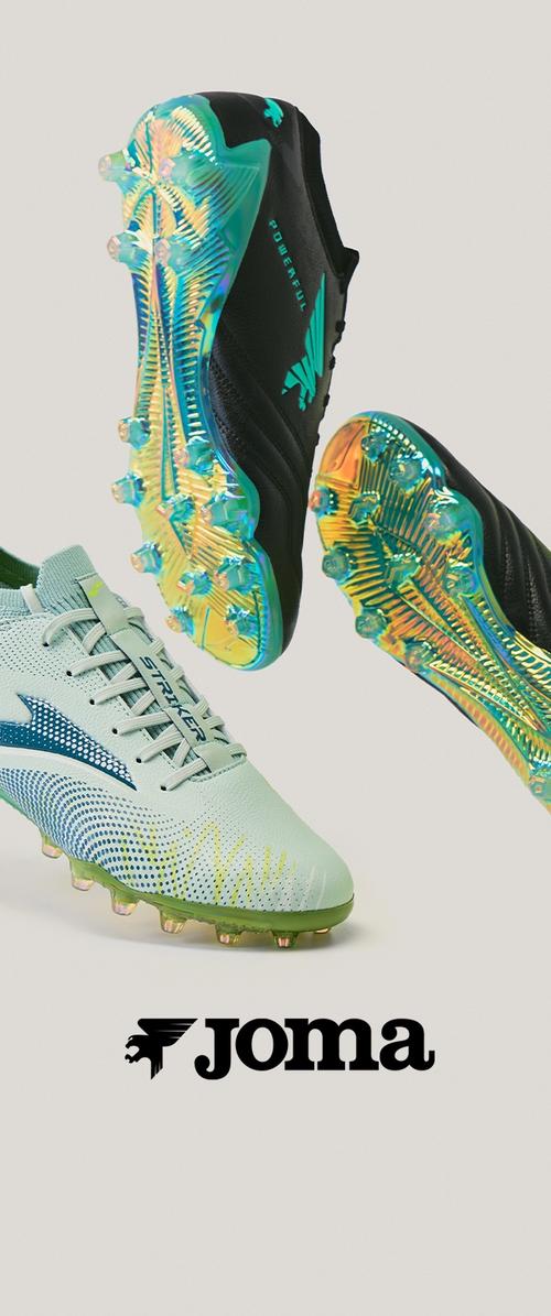 Zwei Fußballschuhe, einer mintgrün mit dem Schriftzug "Striker", einer schwarz mit dem Schriftzug "Powerful", beide mit schillernden, genoppten Sohlen, oberhalb des Joma-Logos.