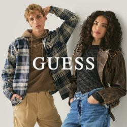 Dva mladí dospělí opírající se o zeď, oblečeni v neformálním podzimním oblečení: kostkovaná bunda, mikina s kapucí, khaki kalhoty a kožená bunda s džínami.