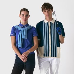 Dva jedinci stojí vedle sebe. Žena má na sobě fialové polo tričko a černé kalhoty, zatímco muž má pruhované tričko a bílé kalhoty.