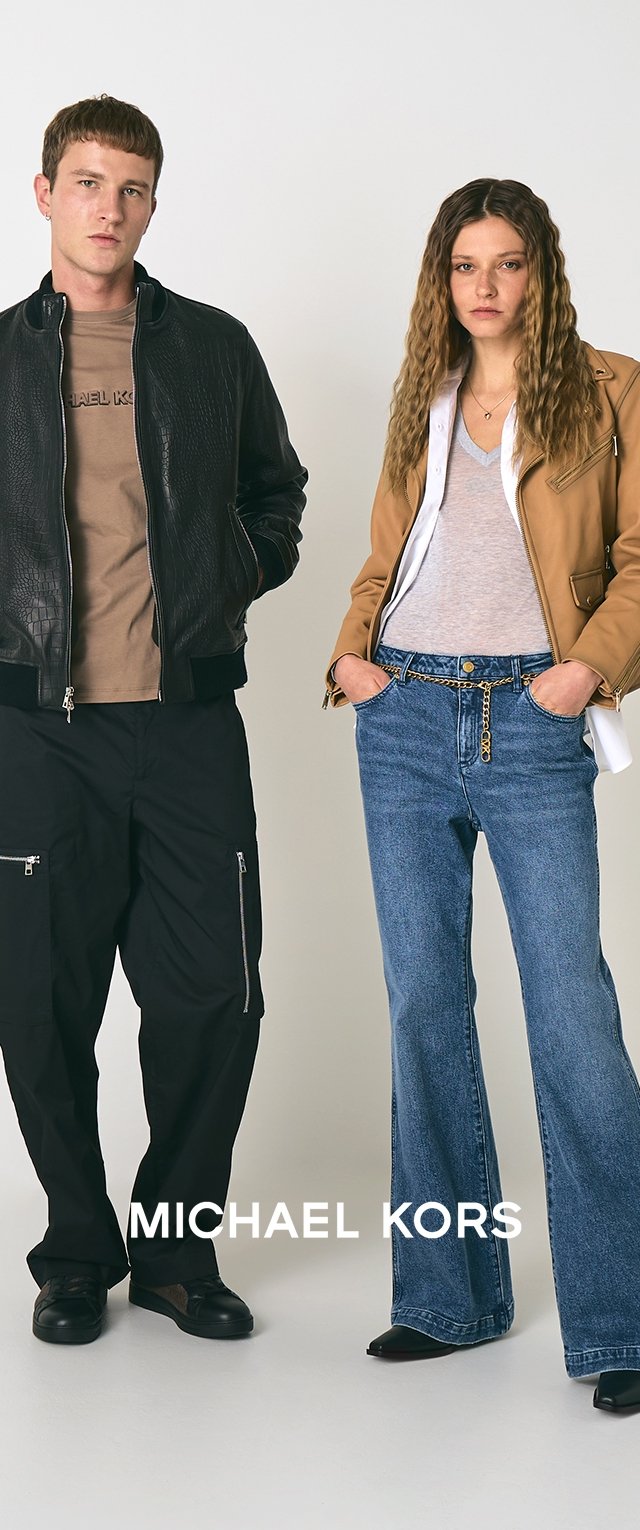 Två modeller visar upp mode: en svart texturerad läderjacka, brun topp och svarta cargo-byxor; en tan läderbomberjacka, ljus topp och utsvängda jeans.