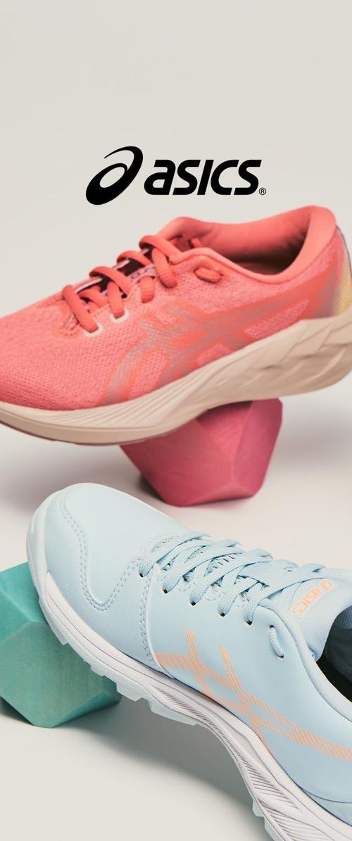 Korallenrote und hellblaue ASICS Laufschuhe auf bunten geometrischen Blöcken platziert, mit ASICS-Logo darüber auf einfarbigem Hintergrund.
