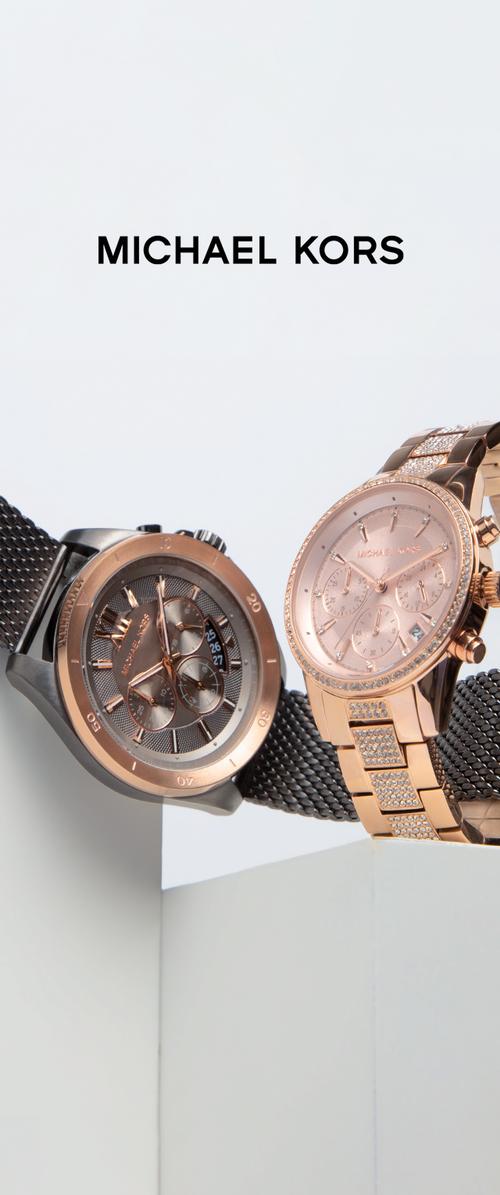 Du šie Michael Kors laikrodžiai. Kairėje: tamsus metalas su tinklo dirželiu, pilka ciferblatas ir rožinio aukso akcentai. Dešinėje: rožinio aukso metalinis dirželis, tekstūruotas ciferblatas su blizgančiais elementais.