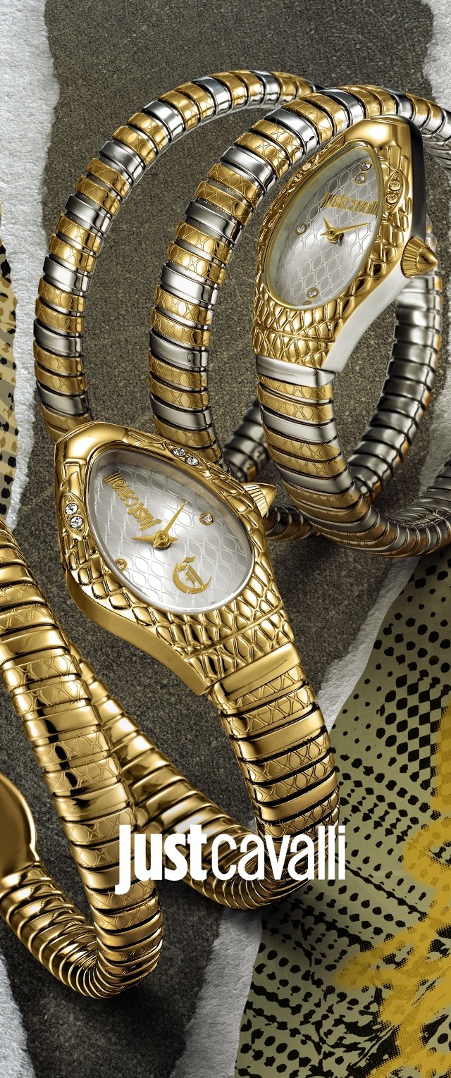 Zwei Just Cavalli Armbanduhren in Gold- und Silberfarben mit Schlangenhautstruktur und schlanken Spiralbändern auf gemustertem grauem und grünem Hintergrund.