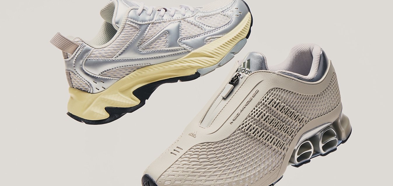 Pár světle zbarvených sportovních bot, jedny se zipovým uzávěrem a síťovaným designem, druhé s tkaničkami a silnou podešví, na jednobodovém pozadí.