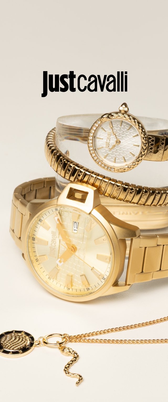 Goldene Just Cavalli Armbanduhr, strukturiertes Armband und goldene Halskette mit Schlangenanhänger auf einer hellen Oberfläche, Just Cavalli Logo darüber.