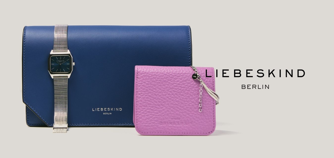 Modrý kožený psaníčko se stříbrnými hodinkami přehozenými přes něj a malou strukturovanou růžovou peněženkou na mince se stříbrným jezdcem na zipu.
