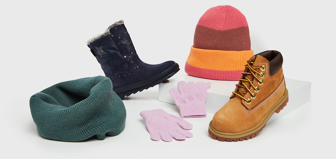 Obuv a doplňky: námořnické boty s kožešinovým lemem, zelený pletený šátek, růžové rukavice, pruhovaná čepice v růžové a hnědé barvě, hnědé šněrovací boty se zlatými detaily.