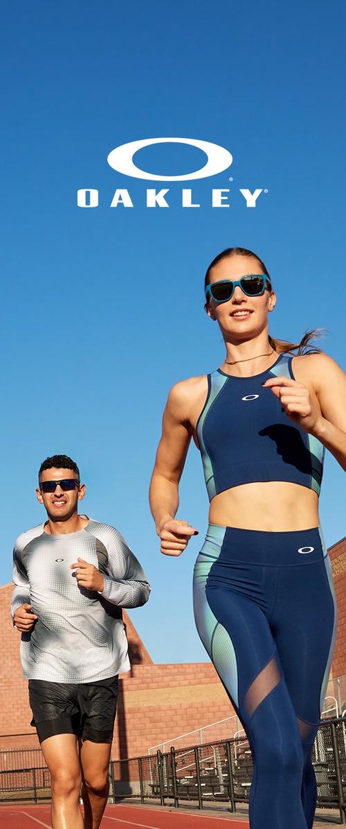 Ropa deportiva que incluye un top corto azul y leggings con acentos verdes y negros. Gafas de sol, una camiseta de manga larga gris y pantalones cortos usados por corredores.