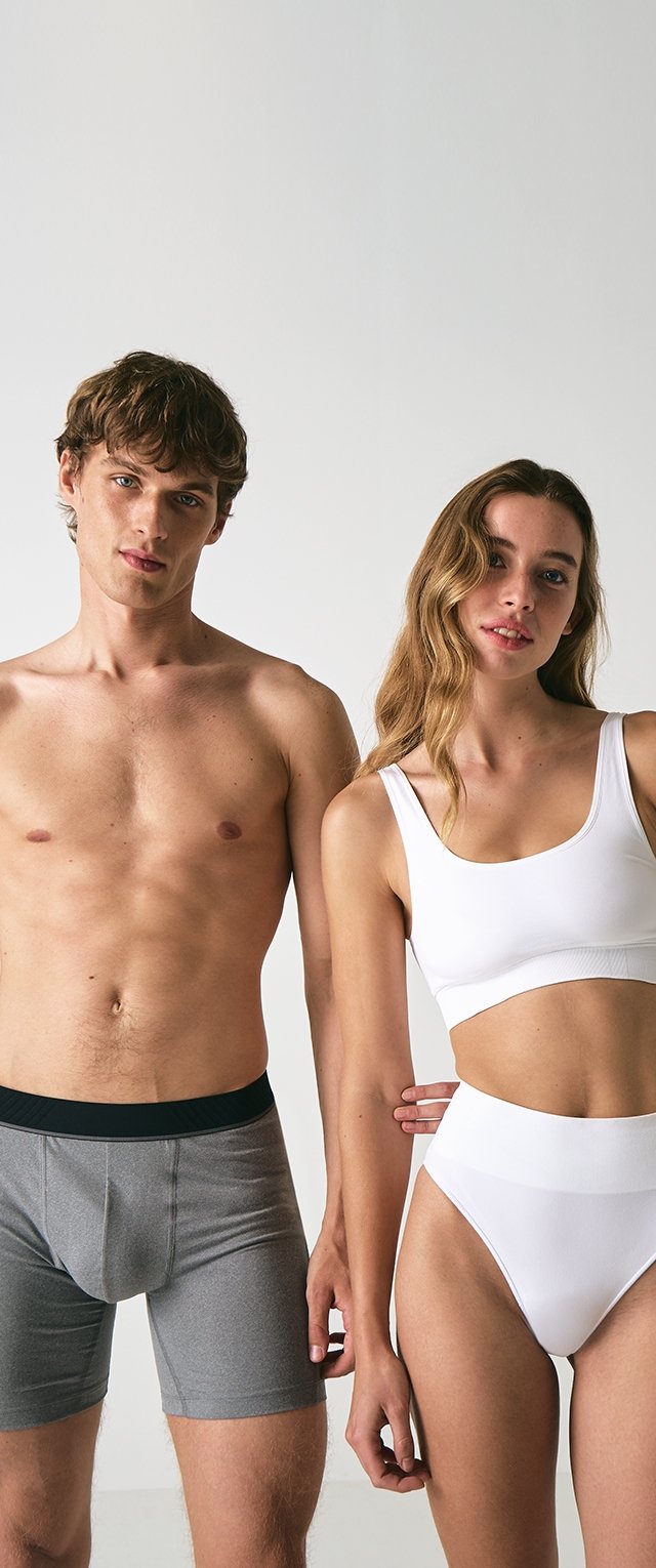 Bragas tipo bóxer grises con una cinturilla negra a la izquierda; ropa interior blanca de talle alto a la derecha. Tela lisa y ajustada, diseño minimalista.