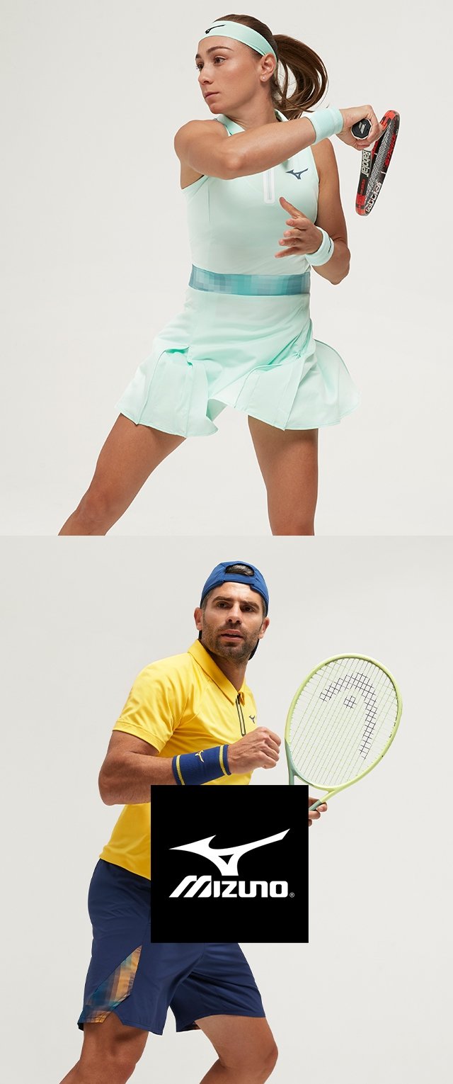 Une robe de tennis vert menthe sans manches avec une jupe plissée, accompagnée d'un homme portant une chemise jaune et un short marine, tenant une raquette.