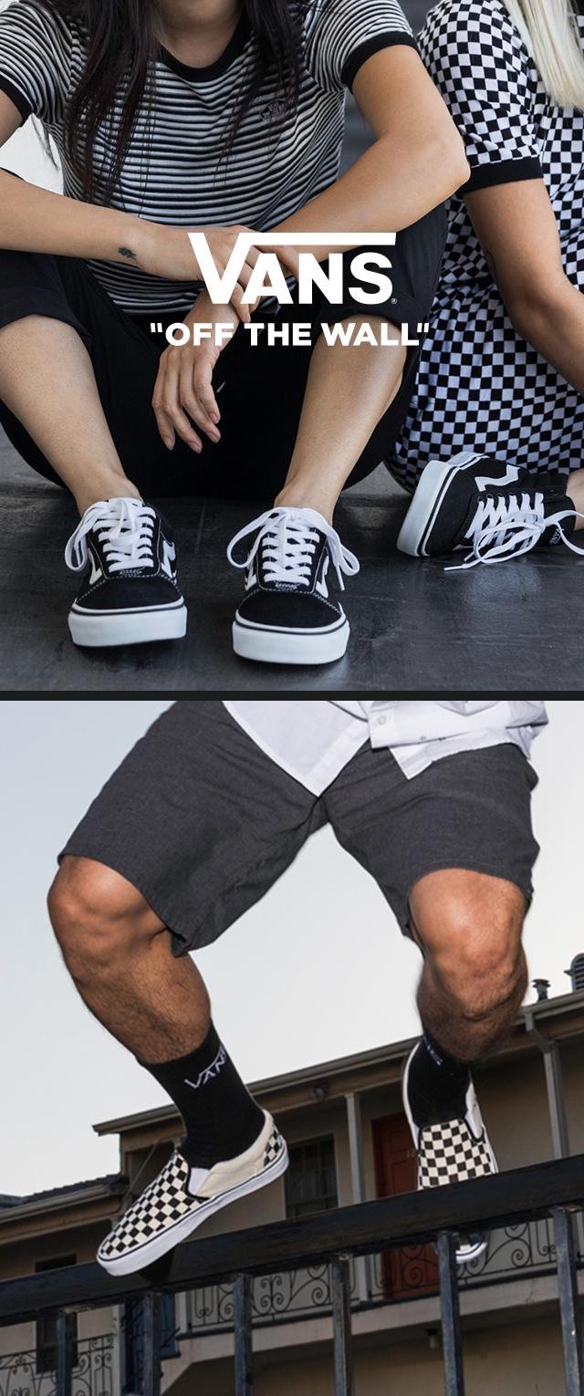 Schwarz-weiße Vans Sneaker mit einem karierten Muster, kombiniert mit schwarzen Shorts und Socken. Lässiges Design mit weißer Sohle und Schnürsenkeln.