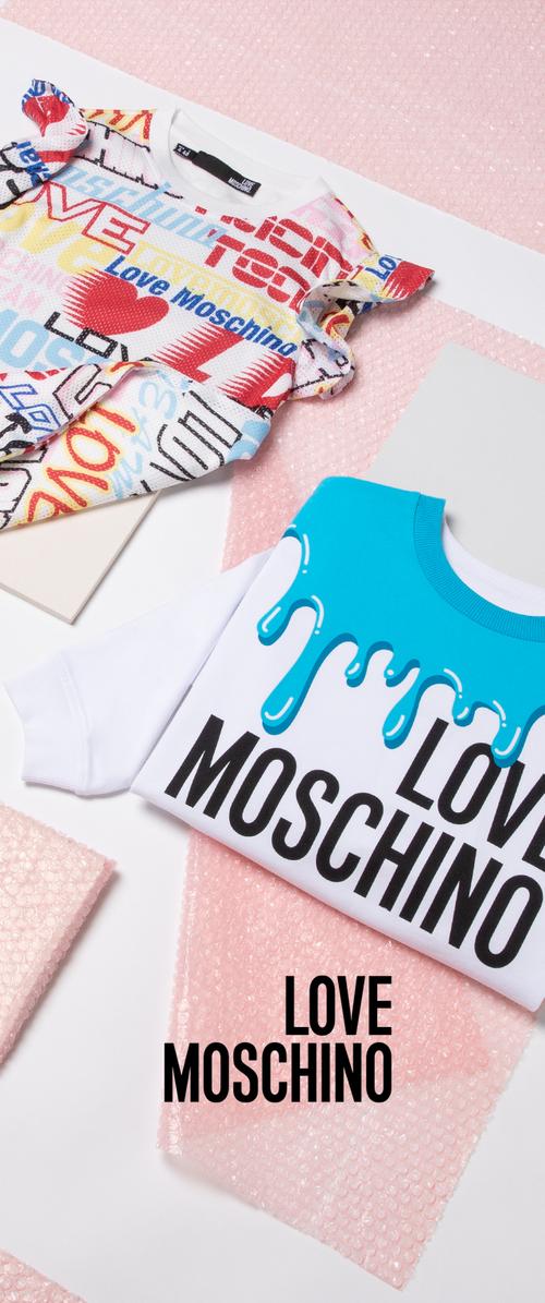 Zwei Kleidungsstücke von Love Moschino: ein farbenfrohes, gemustertes T-Shirt mit Text und ein blauer Pullover mit einem Design aus herabfließendem Text. Beide zeichnen sich durch lebendige Farben aus.