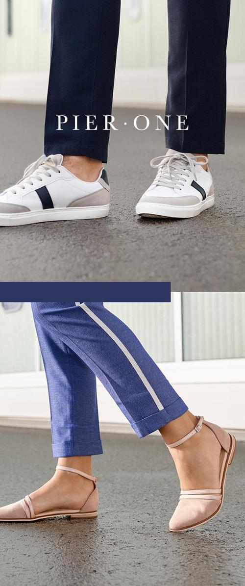 Weisse Sneakers mit navy Akzenten und grauen Details; sowie helle rosa flache Sandalen mit Knöchelriemen. Blaue Hosen mit weissen seitlichen Streifen.