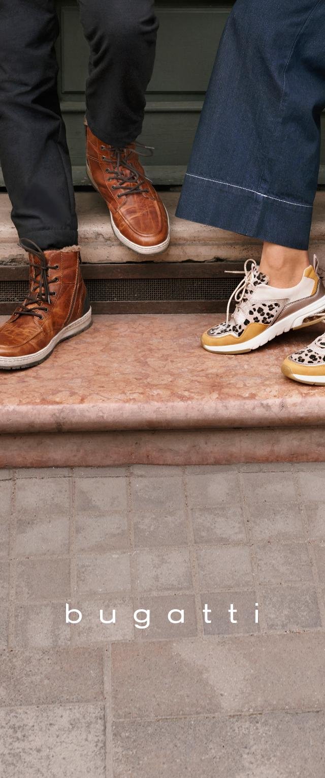 Dos pares de zapatos en escalones: una bota de cuero marrón con una superficie texturizada y una zapatilla blanca con un patrón moteado y acentos dorados.