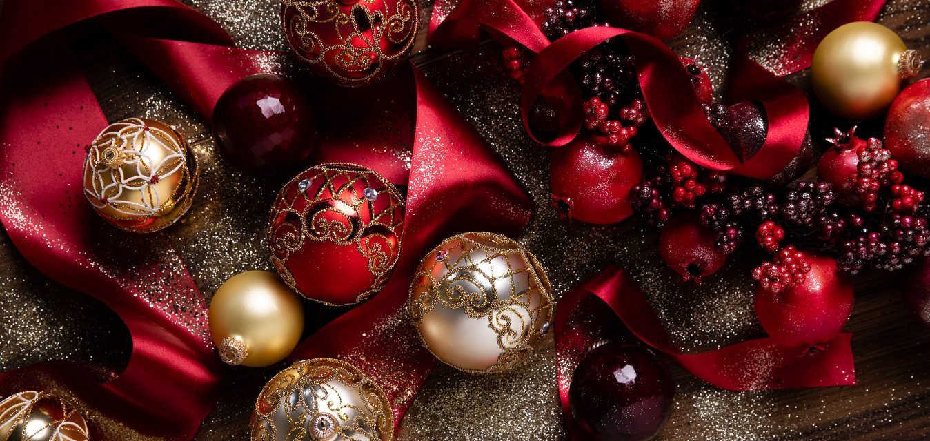 Pestrobarevné vánoční dekorace