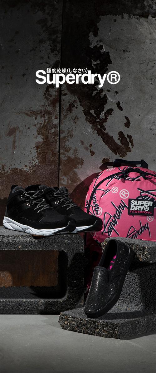 Schwarze Sneakers mit Wildlederakzenten und weißen Sohlen, ein pinker Rucksack mit Superdry-Branding und schwarze Slipschuhe mit glänzender Textur.