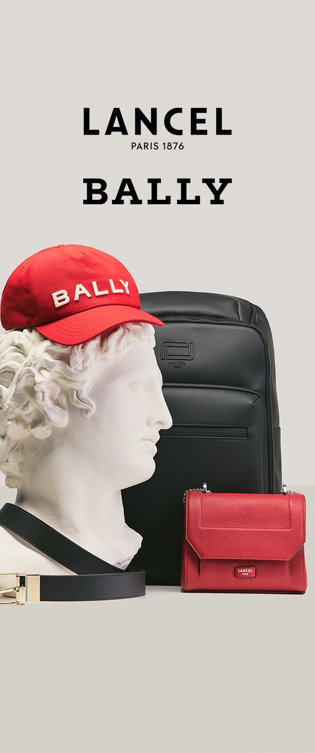 Casquette rouge Bally sur un buste classique blanc, sac à dos noir Lancel, sac à main rouge Lancel, ceinture noire avec boucle dorée sur fond beige.