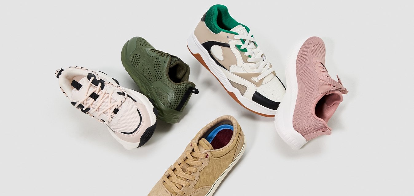 Různé sportovní boty v různých barvách: béžová, růžová, zelená a bílá. Materiály zahrnují síťovinu a syntetiku; designy mají kontrastní akcenty.