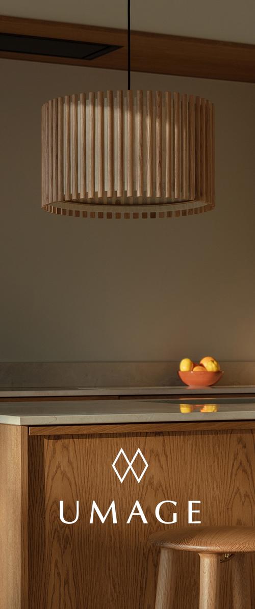 Houten hanglamp met verticale latten, natuurlijke afwerking, ronde vorm. Lichtbron verspreidt een zachte gloed die de omliggende inrichting complimenteert.