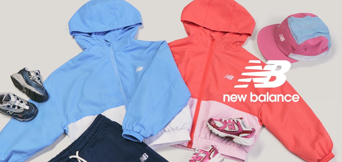 Dvě dětské bundy s kapucí v modré a červené barvě se shodnými čepicemi, teniskami a tmavě modrými kalhotami uspořádané na světlem pozadí.