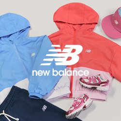 Dvě dětské bundy s kapucí v modré a červené barvě se shodnými čepicemi, teniskami a tmavě modrými kalhotami uspořádané na světlem pozadí.