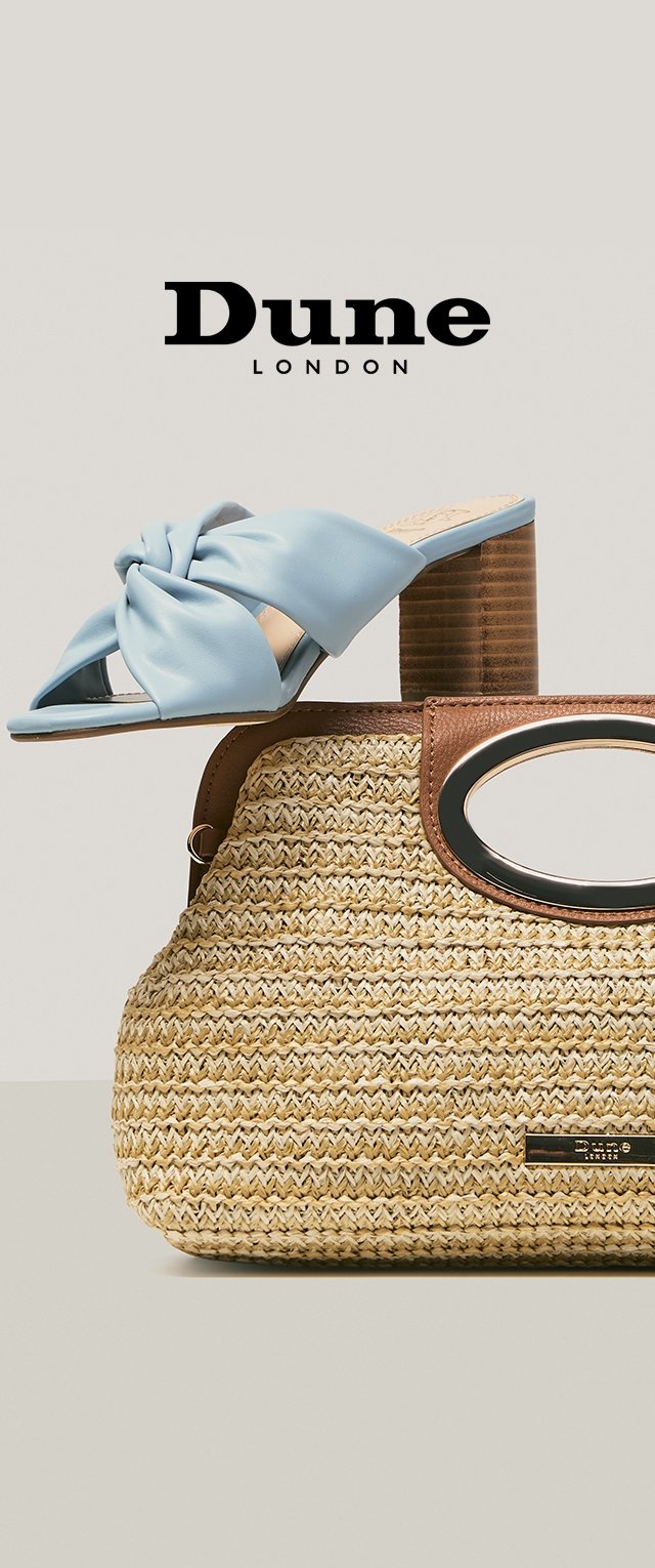 Sandale à glissière bleu clair avec détail de nœud et talon carré, posée sur un sac en paille tissée avec poignée ovale et garniture en cuir, logo Dune London au-dessus.