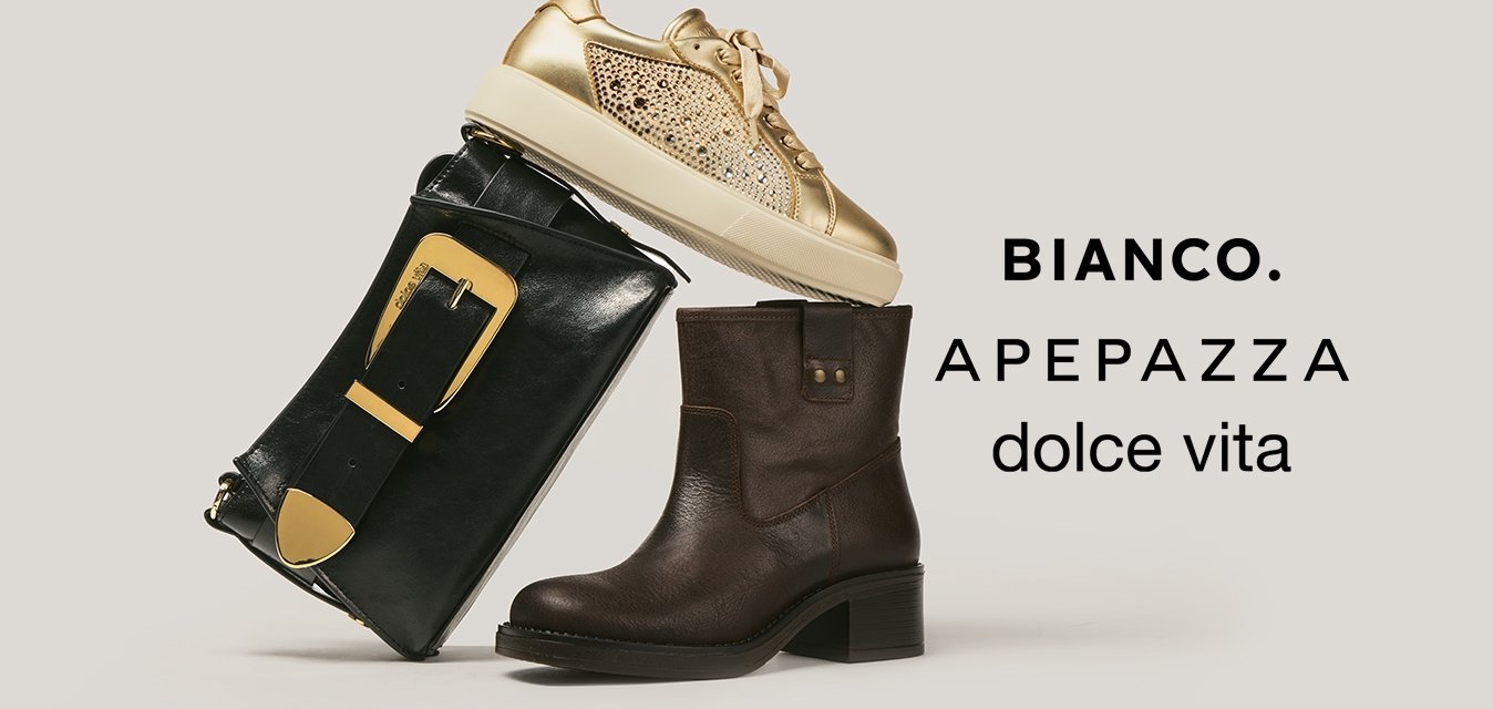 Hnědá kožená kotníková bota, černá kabelka se zlatou sponou a zlatá třpytivá teniska naskládané na světle šedém pozadí.