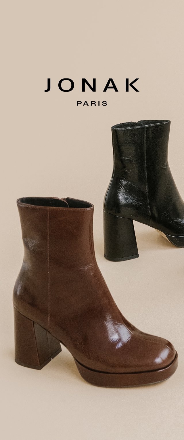 Botas de tobillo marrones y negras con un acabado brillante, tacones altos y un diseño estilizado. La bota marrón presenta una punta cuadrada y un tacón angular.